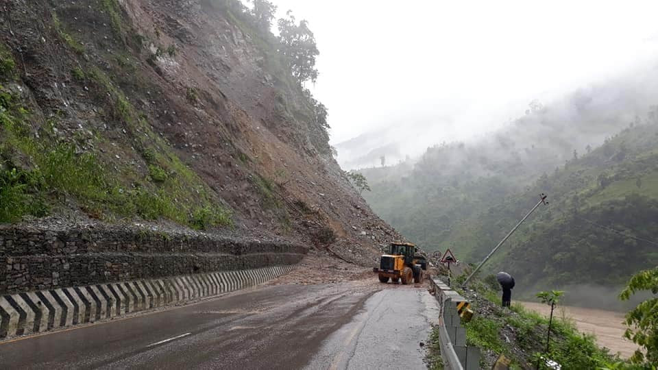 लगातारको वर्षाले अवरुद्ध सडक खुलाउन अझै समय लाग्ने