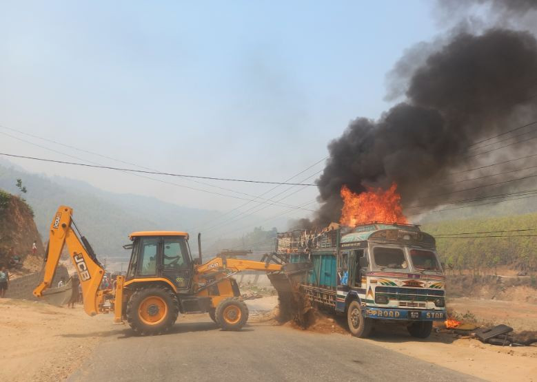 औषधिमा प्रयोग हुने केमिकल बोकेको ट्रकमा आगलागी