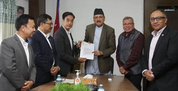 सञ्चालकले शेयर बिक्री गर्न नपाउने व्यवस्थाप्रति चेम्बरको अर्थमन्त्रीलाई ध्यानाकर्षण