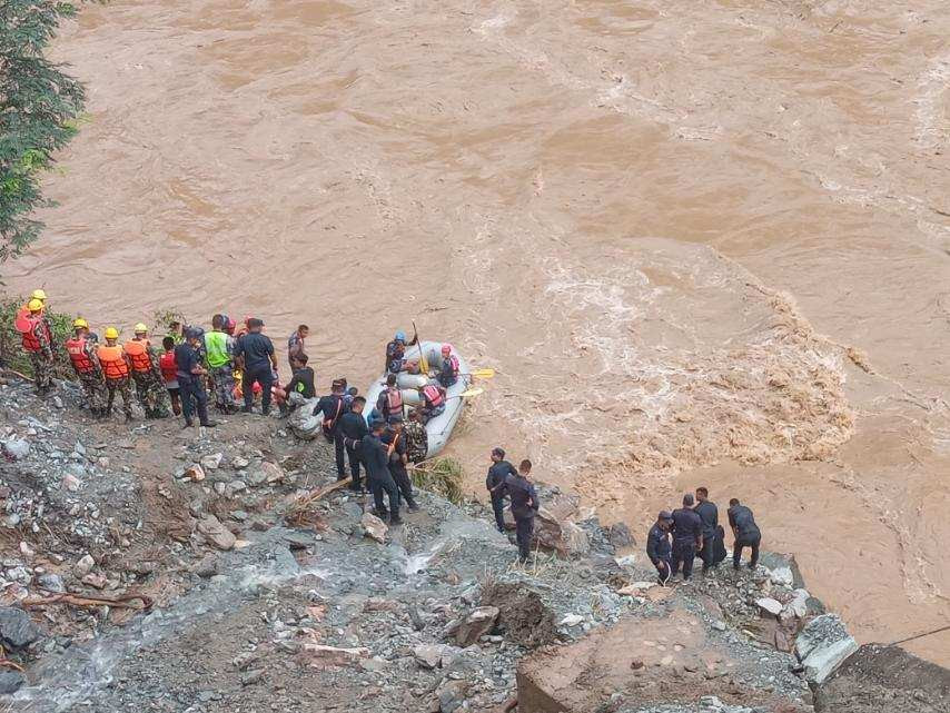 सिमलताल पहिरो : बससहित यात्रुको खोजी जारी
