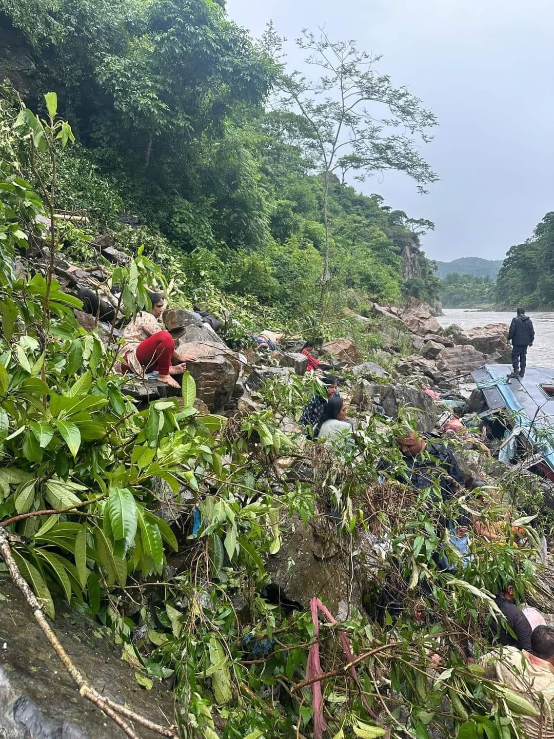 तनहुँ बस दुर्घटना: १० गोताखोर र ८० जना सुरक्षाकर्मी उद्धारका लागि परिचालन