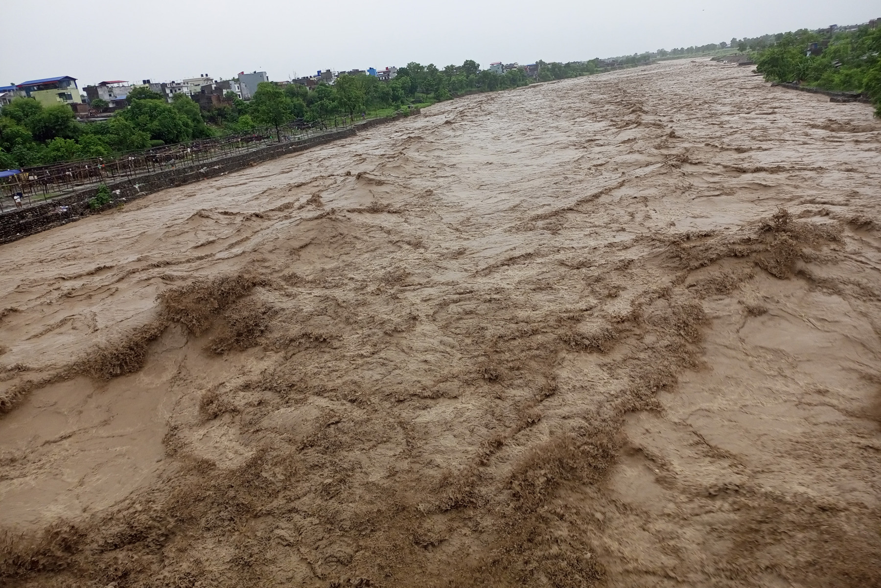 तिनाउ नदीमा आएको बाढी