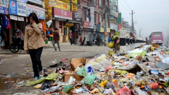 चारदिनदेखि उठेन पोखराको फोहर