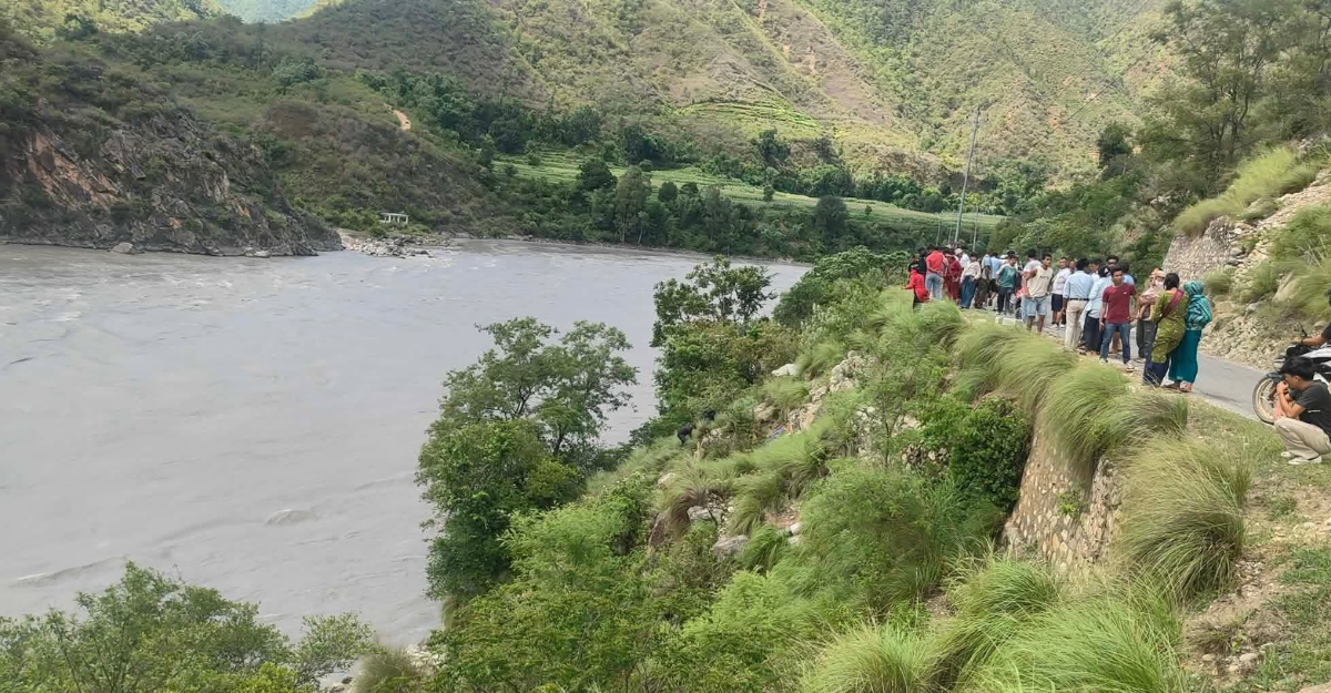 सल्यानको बनगाड कुपिण्डे नजिकै भेरी नदीमा जीप खस्यो