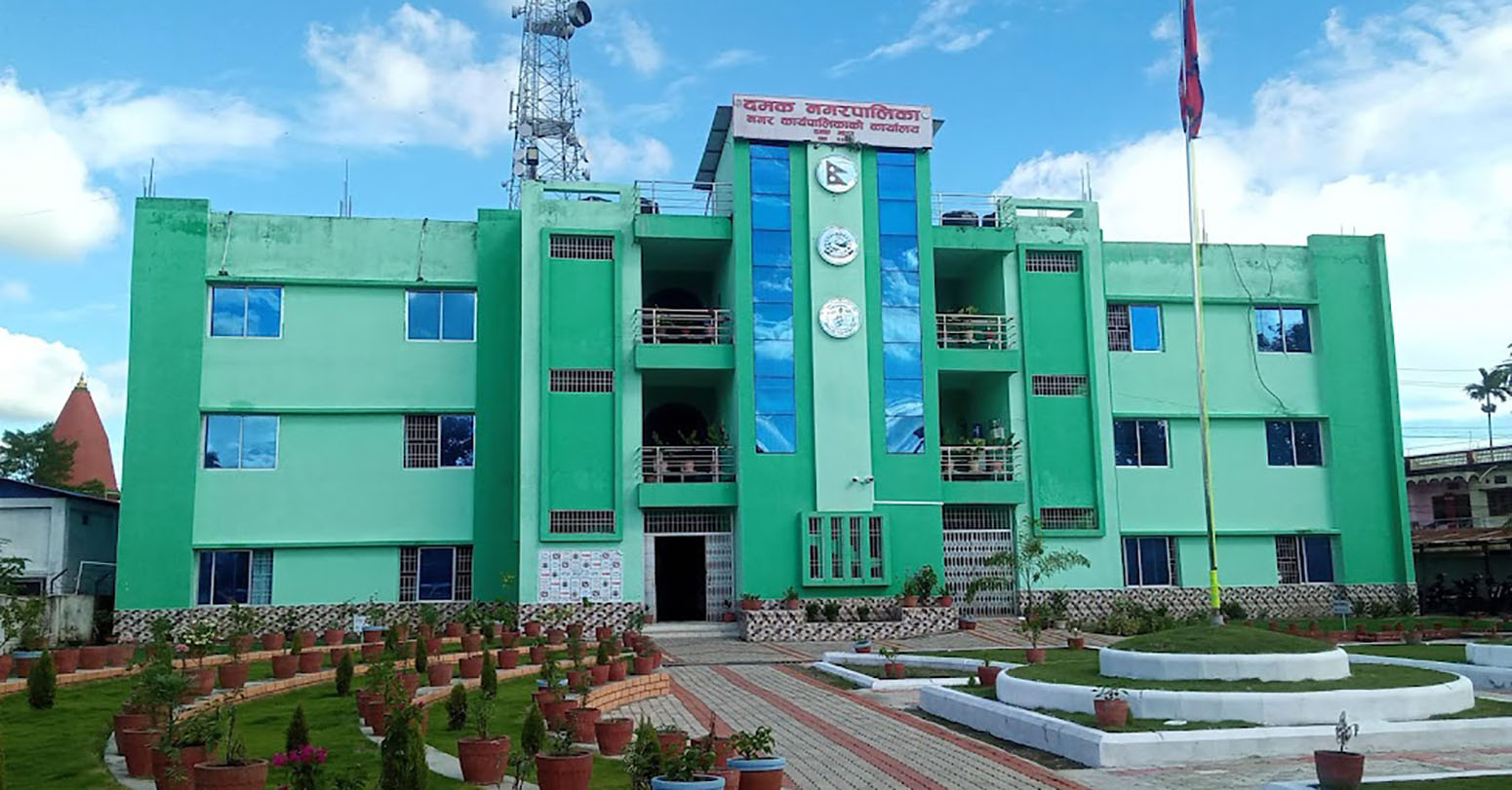 दमक नगरपालिकाका प्रशासकीय अधिकृत फेरिए, विवादमा परेका निरौला अतिरिक्त समूहमा
