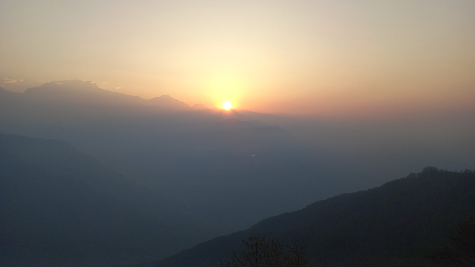 लमजुङ जिल्लाको घले गाउँबाट देखिएको सूर्योदय