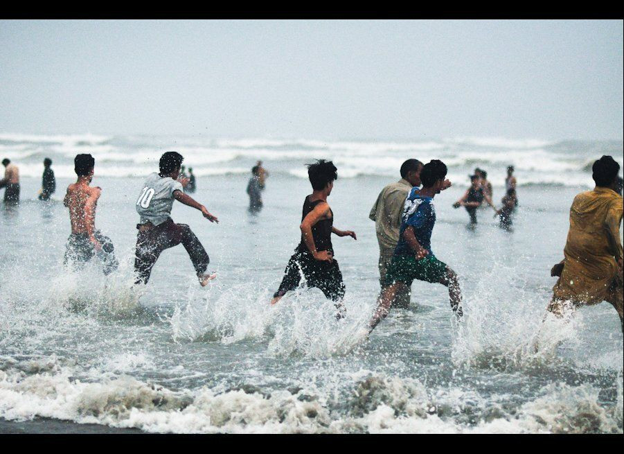 एकै परिवारका बाह्र जना बगे