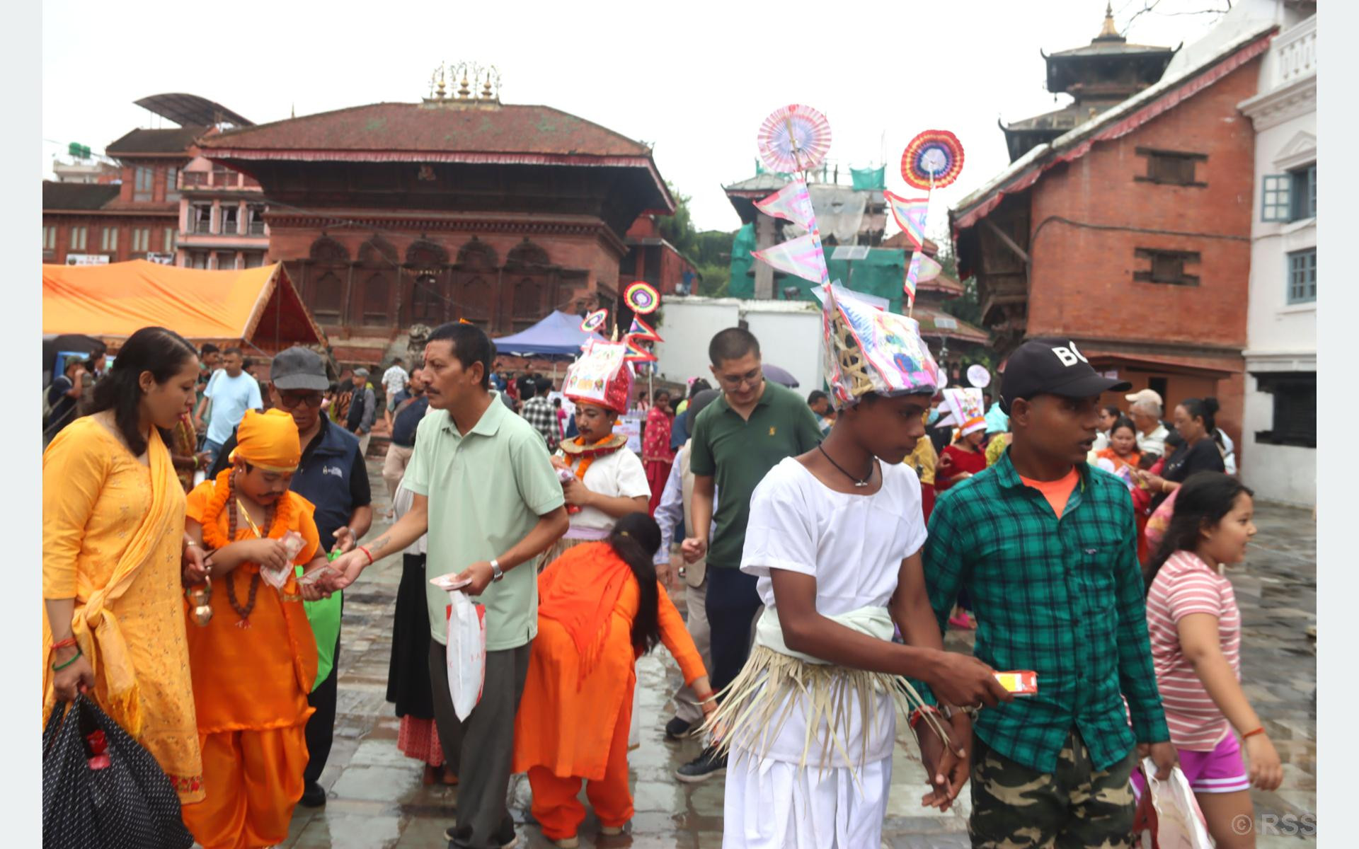 काठमाडौंको वसन्तपुरमा निकालिएको गाईजात्रा