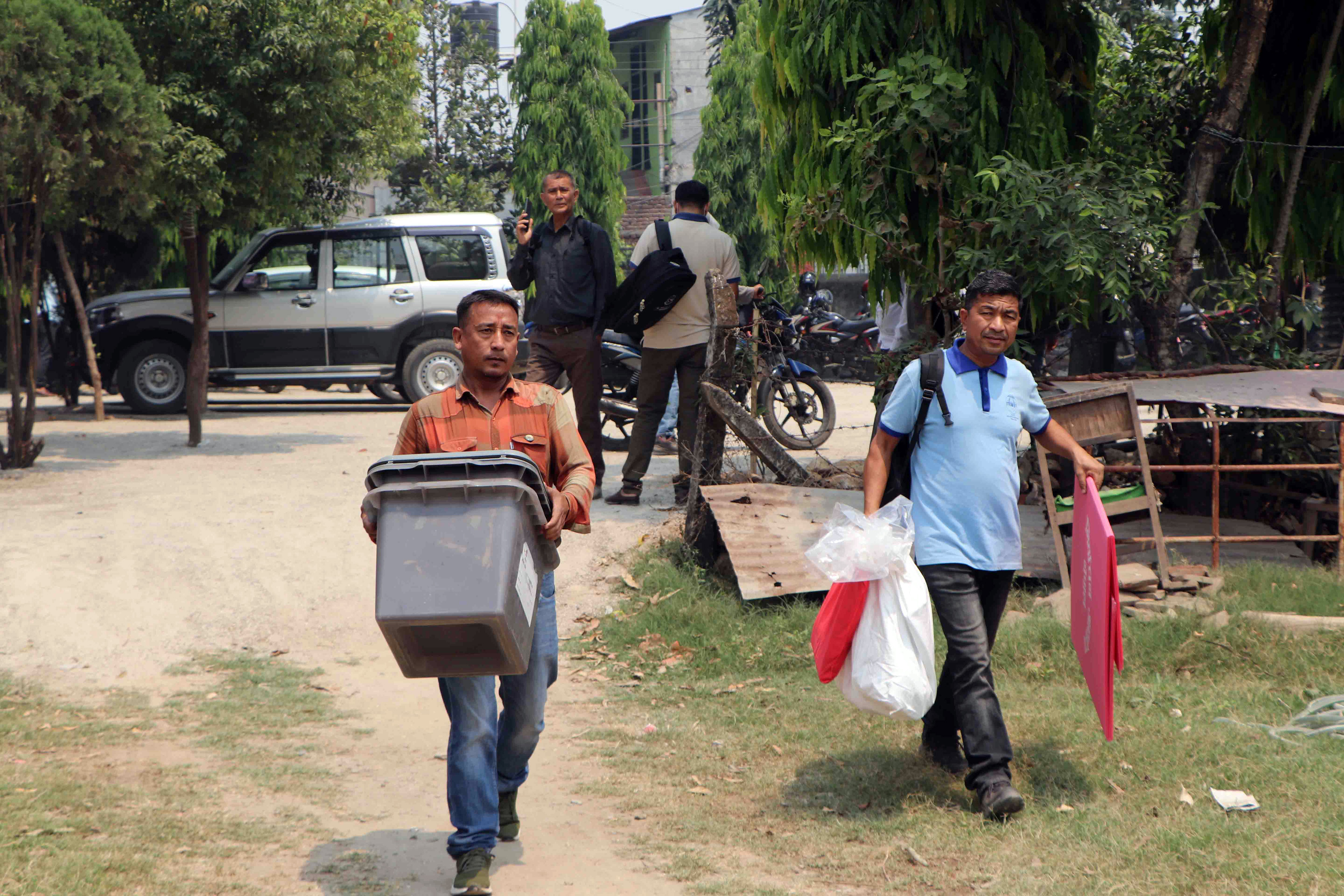 मतदान सामाग्री बुझेर लैजाँदै कर्मचारी