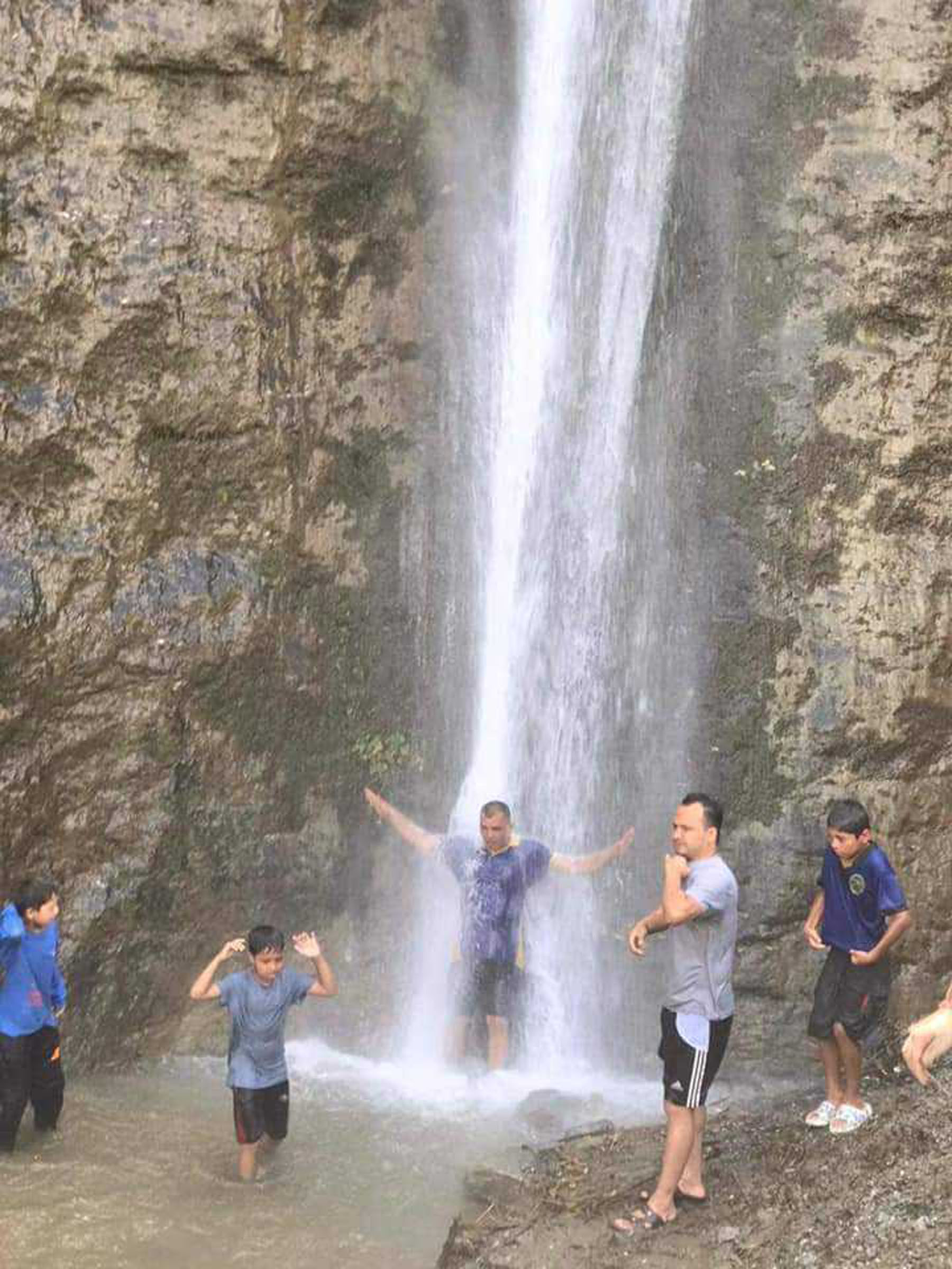 कोप्रे झरनामा रमाउँदै युवा