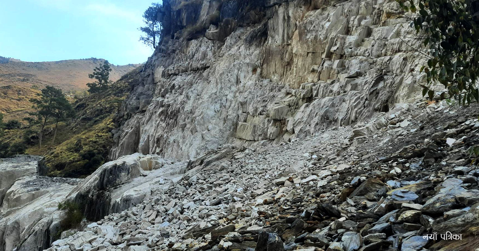 ठाउँठाउँमा पहिरो खस्दा कर्णाली करिडोर अवरुद्ध