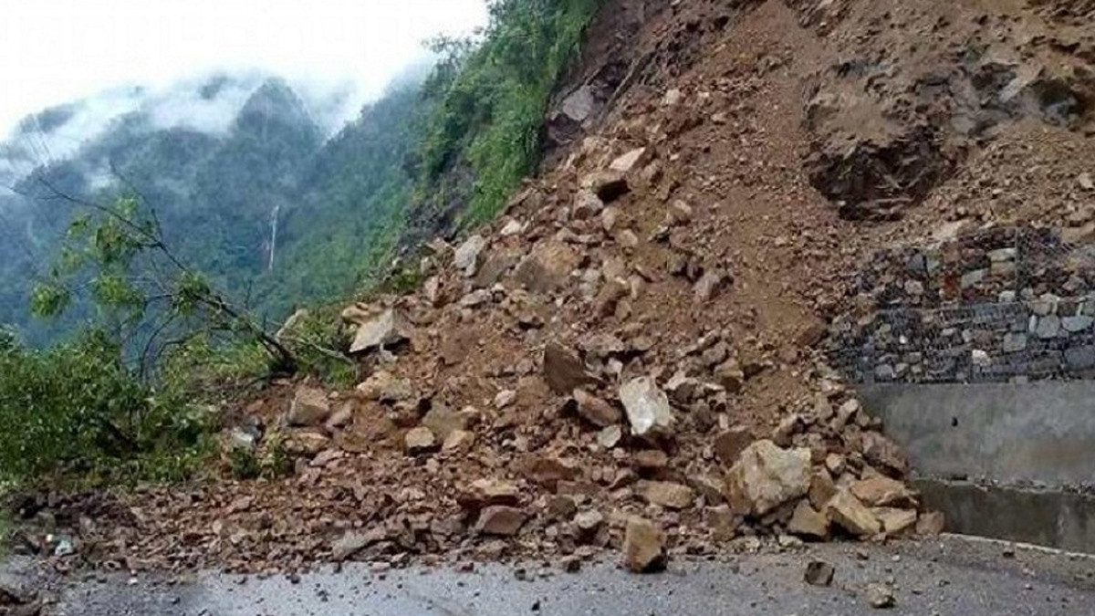 बाढीपहिरोले देशका विभिन्न ठाउँका राजमार्ग पूर्ण रूपमा अवरुद्ध