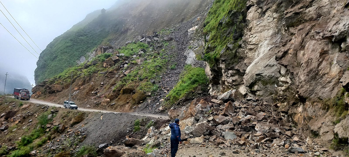 म्याग्दीमा पहिरो, बेनी–जोमसोम सडक अवरुद्ध