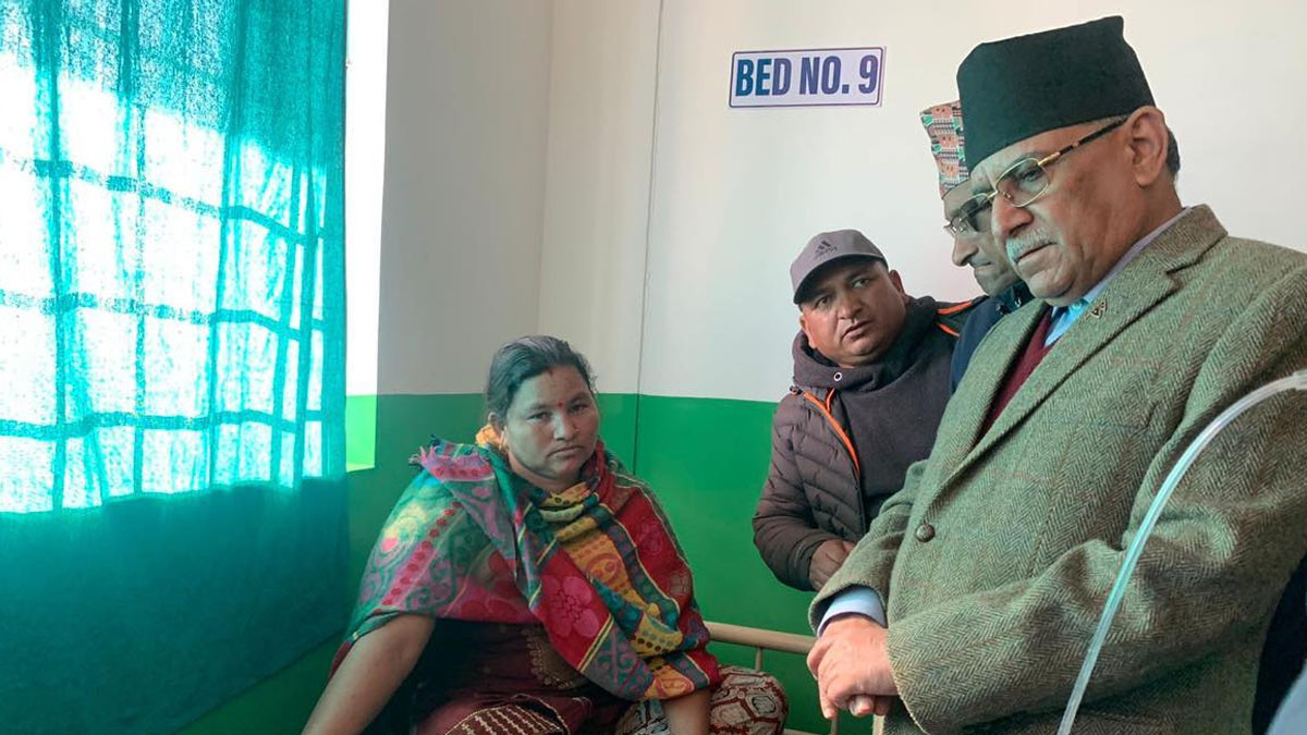 प्रधानमन्त्री प्रचण्ड भूकम्पका घाइतेहरू भेट्न ‍जाजरकोट अस्पताल पुगे