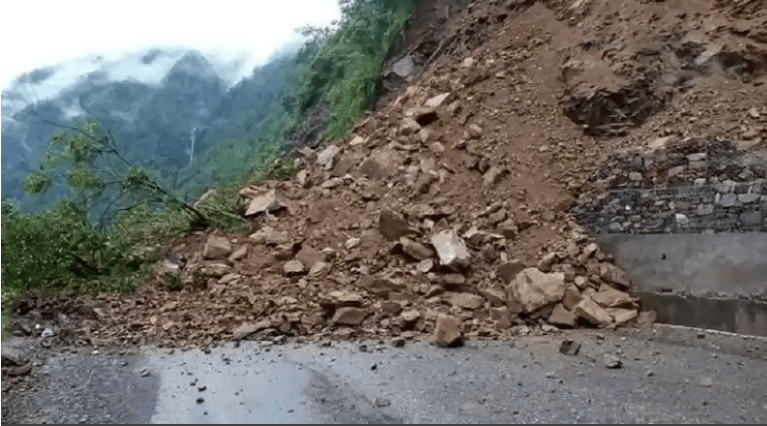 पहिरोले पृथ्वीराजमार्ग अवरुद्ध