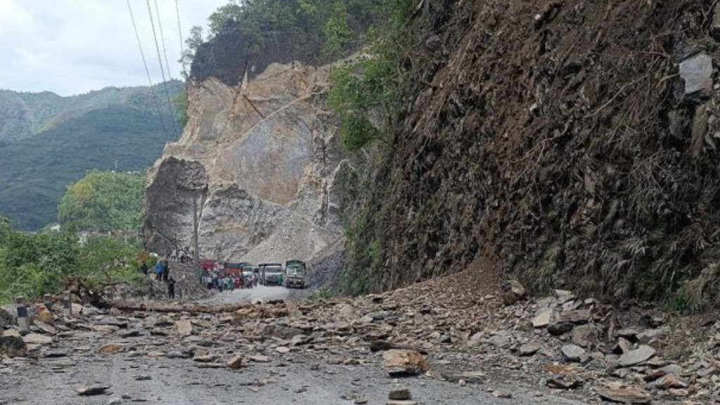 राजमार्गको अवस्था बुझेर मात्र यात्रा गर्न सुझाव : सूचना पाउन तल दिएको नम्बरमा फोन गर्न आग्रह