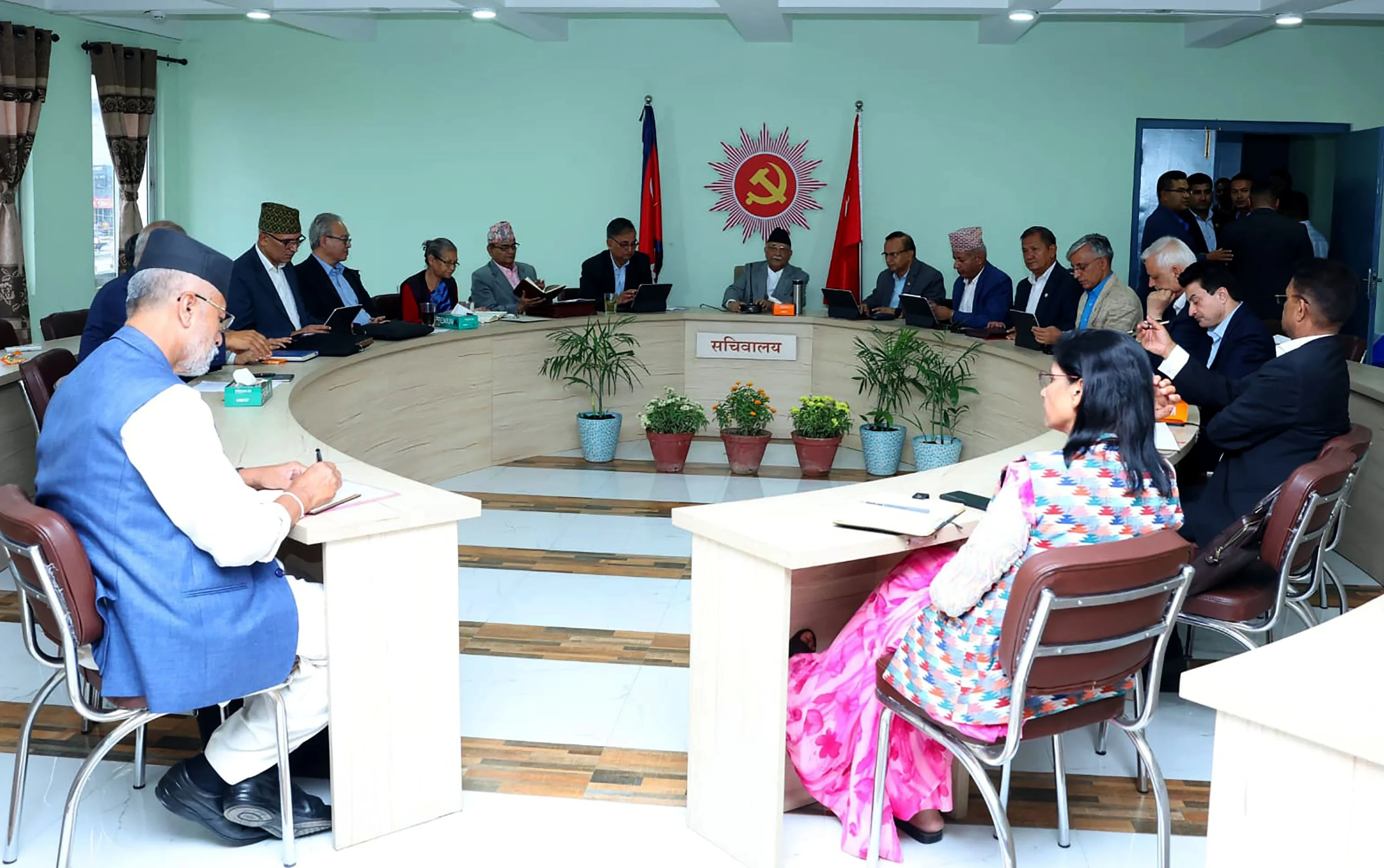 ओली स्वदेश फर्किए लगत्तै एमालेको सचिवालय बैठक बस्दै