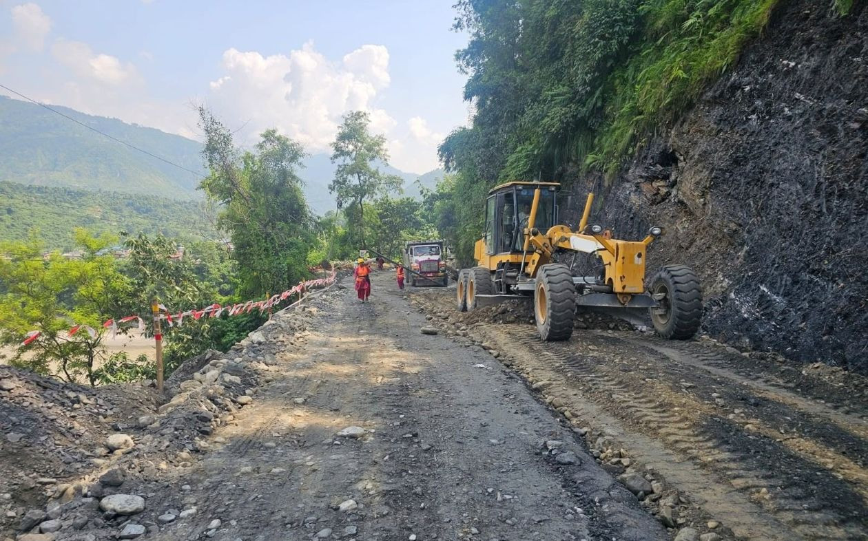 पृथ्वी राजमार्गअन्तर्गत धादिङको कृष्णभीरमा आजदेखि दुईतर्फी सवारी साधन चल्दै