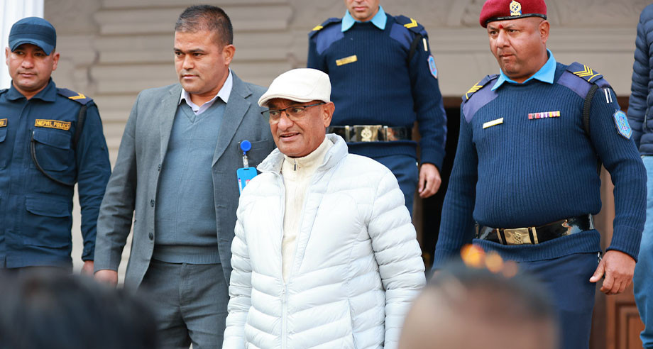 पूर्वगृहमन्त्री लेखकलाई म्याद थपका निम्ति जिल्ला सरकारी वकिल कार्यालयमा ल्याइयो