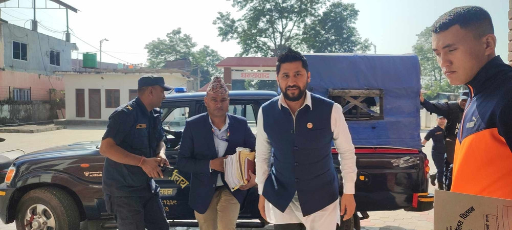 सहकारी ठगी प्रकरण : बयानका लागि रवि लामिछाने चितवनको सरकारी वकिल कार्यालयमा
