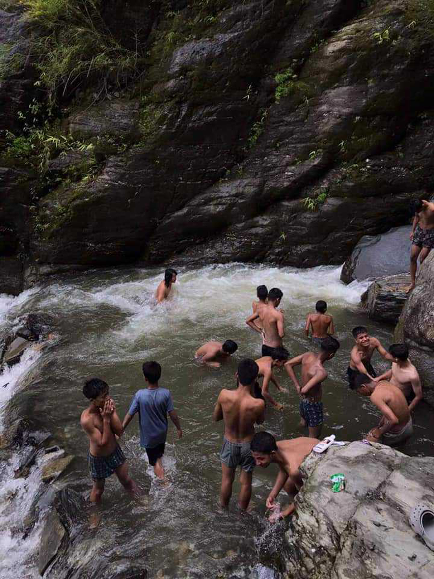 पौडी खेल्दै बालक