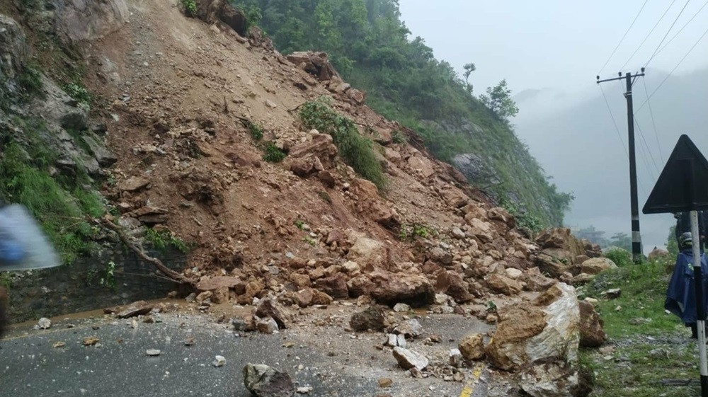 पहिरोले मध्यपहाडी लोकमार्ग बन्द