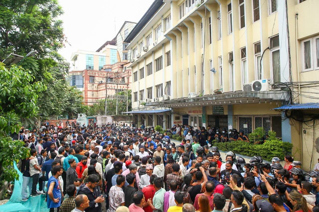 गणेश नेपालीको निधनपछि वीर अस्पताल तनावग्रस्त, ठूलो संख्यामा प्रहरी परिचालन (तस्बिरहरू)