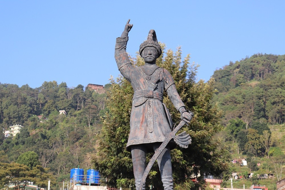 महिलालाई पृथ्वीनारायण शाहको मूर्ति बनाउन तालिम