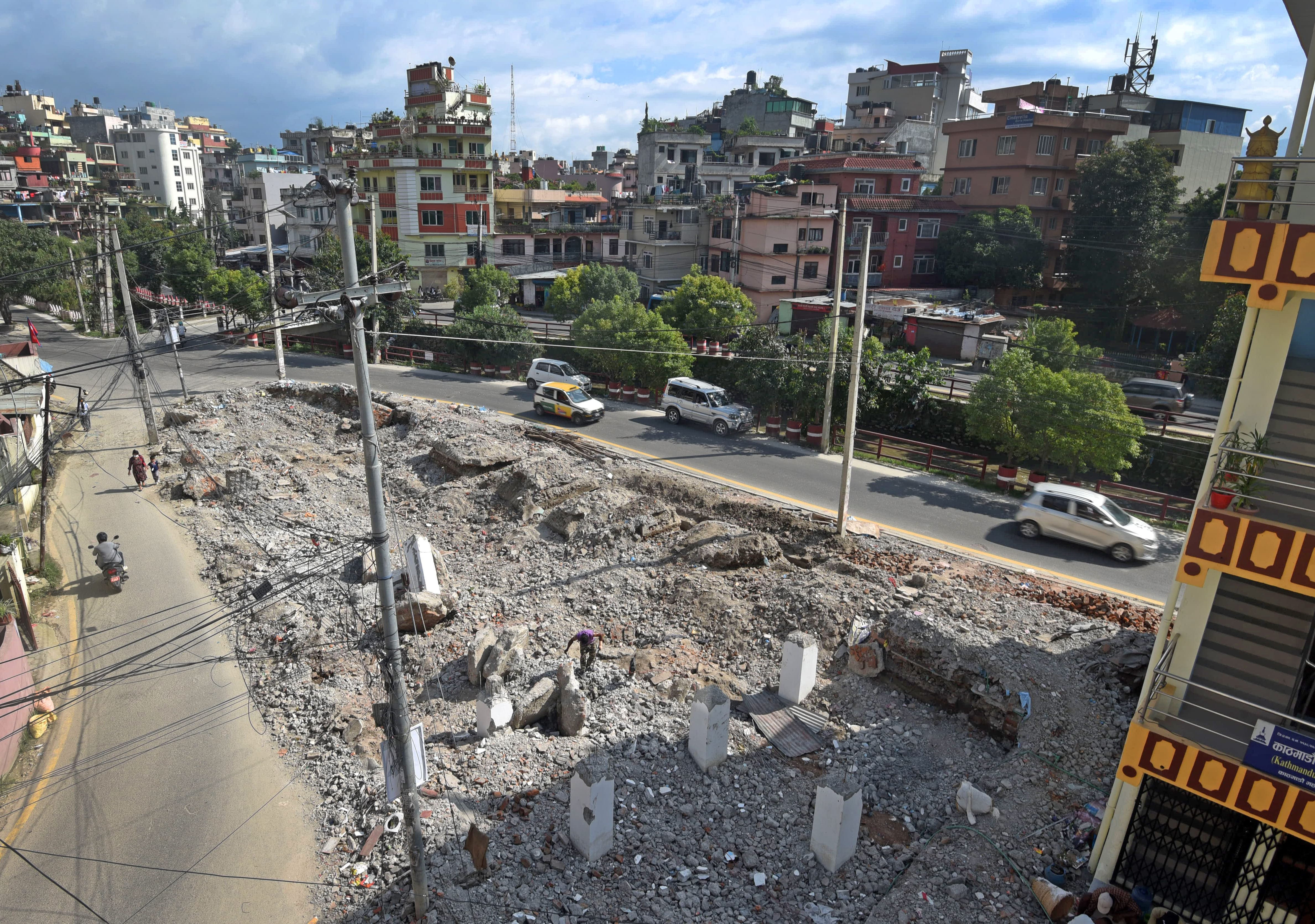 भत्किएको महानगरलाई कसले बनाउने ? (फोटोफिचर)