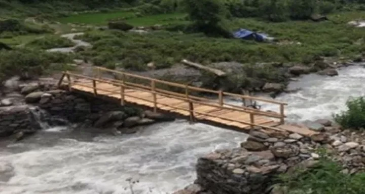 काठको पुलले सहज बनायो यात्रा