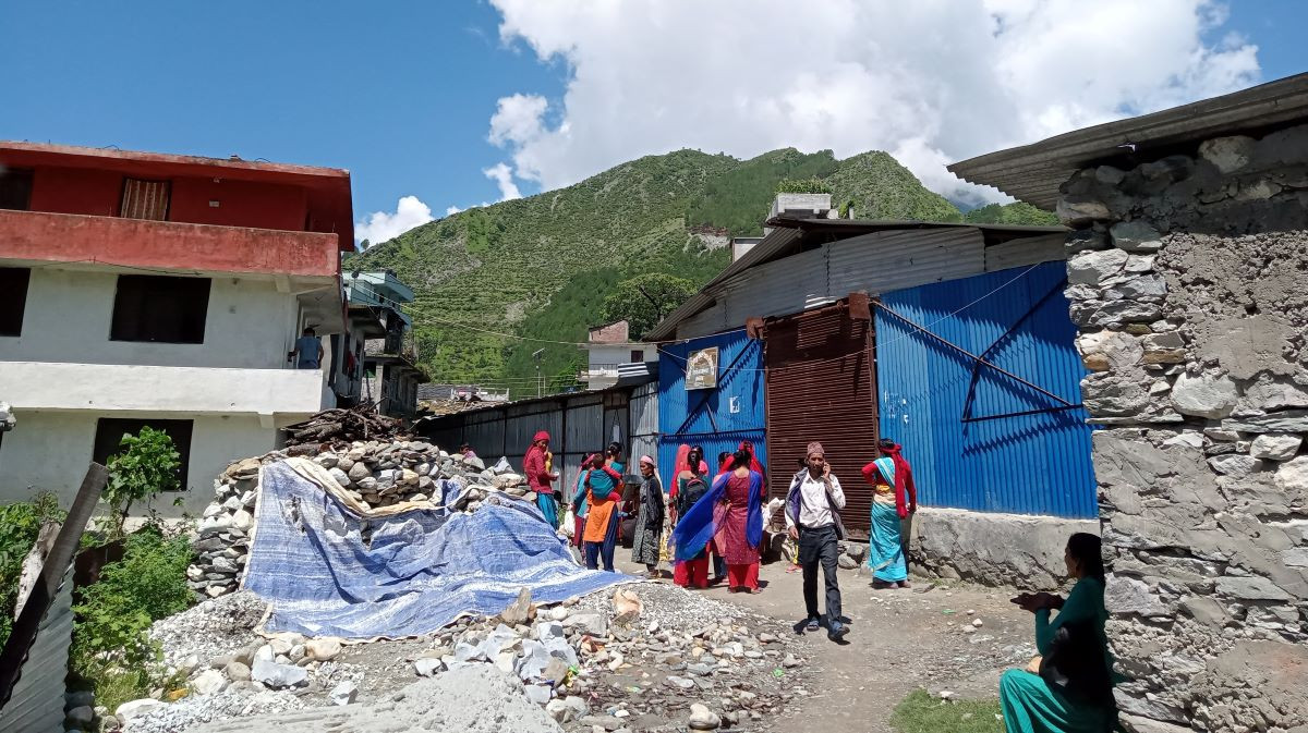व्यापारीले बेच्छन् साल्ट ट्रेडिङको नुन