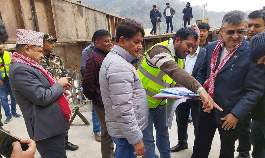 मन्त्री ज्वालाद्वारा सडक र पुल अनुगमन गर्दै काममा तीव्रता दिन निर्देशन