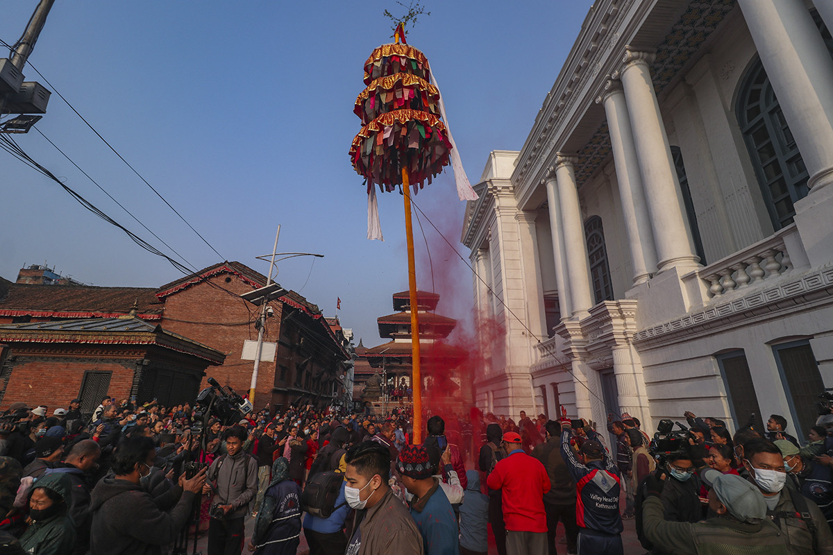 बसन्तपुरमा होलीको चीर ठड्याइयो,फागु (होली) पर्व शुरु