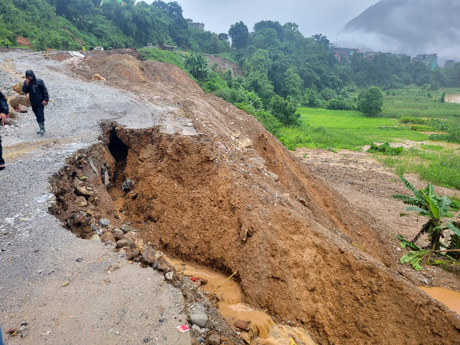 पहिरोले पासाङ ल्हामु सडकखण्ड पूर्णरुपमा अवरुद्ध