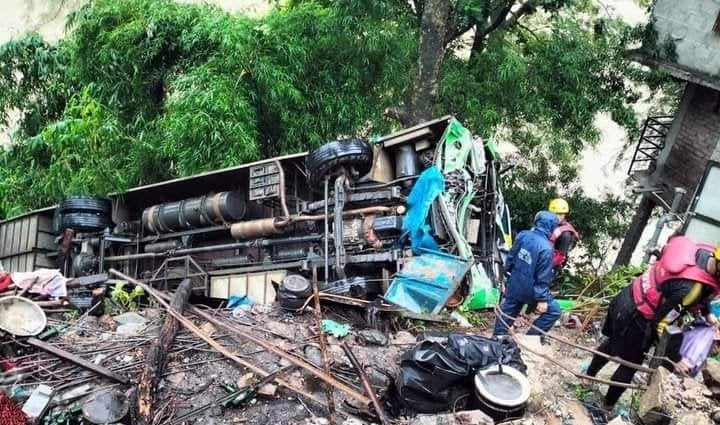 बस खस्दा १९ यात्रु घाइते