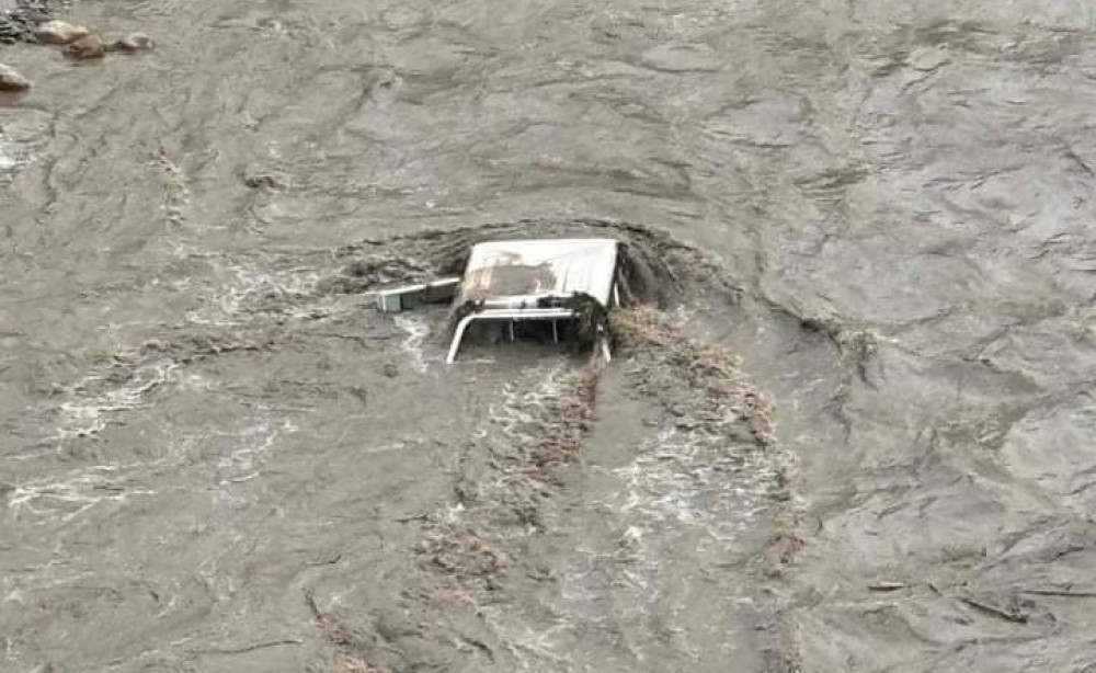 रतुवा खोलाले जिप बगायो, दुई जनाको मृत्यु