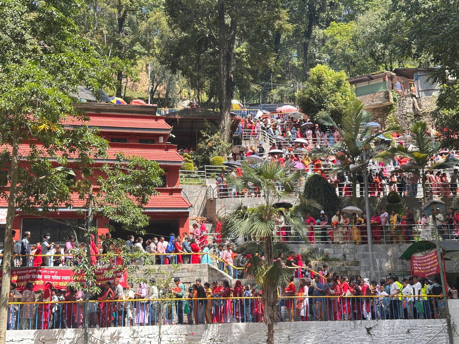 दक्षिणण्काली मन्दिरमा बिहानैबाट भक्तजनको भीड