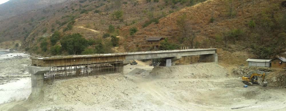 दुई वर्षमा सकिने पुल तीन वर्षमा आधा मात्रै