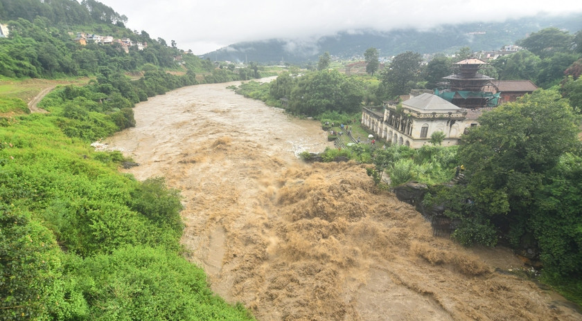 वर्षा लागेपछि त्रासमा बस्छन् बागमती किनारका बासिन्दा