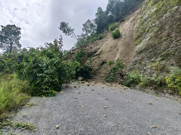 कोशी राजमार्गमा ठूलो पहिरो, तीन दिनदेखि आवागमन ठप्प