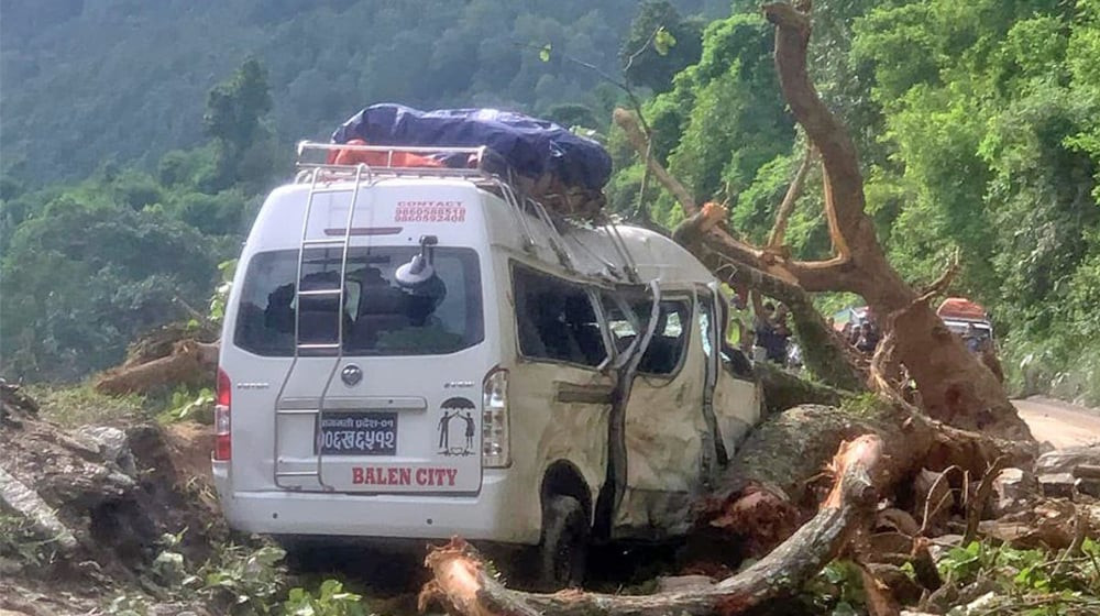 धादिङमा गुडिरहेको माइक्रो बसमाथि रुख खस्दा ७ जना घाइते