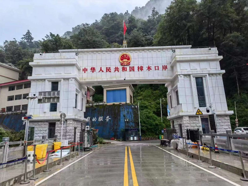 रासायनिक मल १० महिनादेखि तातोपानी भन्सारको गोदाममा