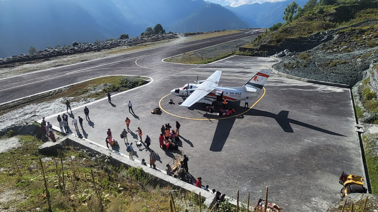 समिट एयरले माओवादी नेताहरूलाई चढाउन टिकट काटिसकेका डाक्टरहरूलाई उतार्‍यो