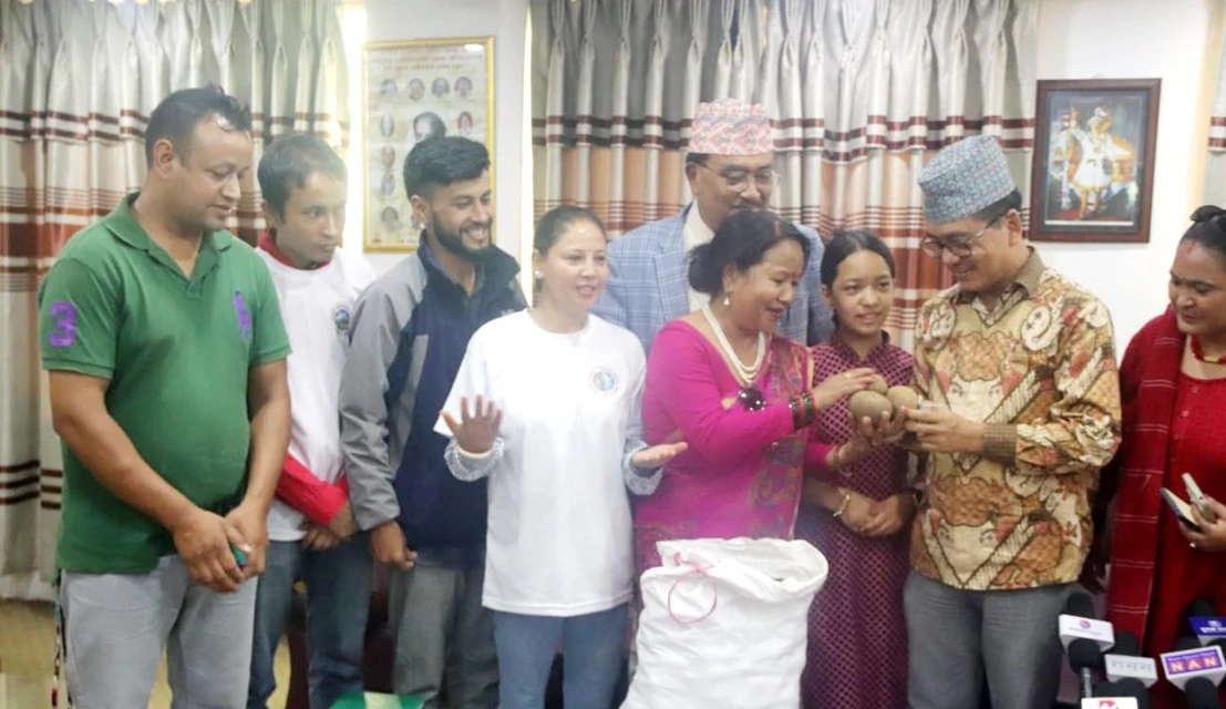 अध्यक्ष लिङ्देनलाई शैलुङको आलु उपहार