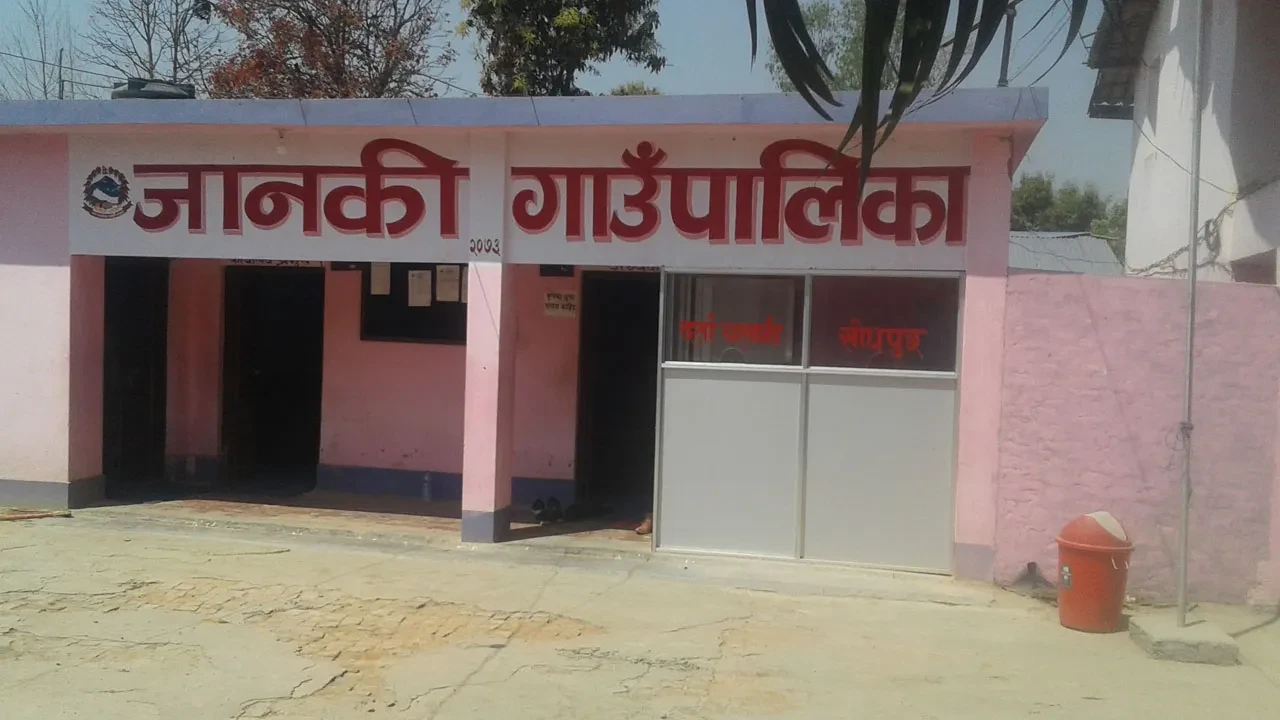 पढाइसँगै करेसाबारी स्याहार्दै विद्यार्थी