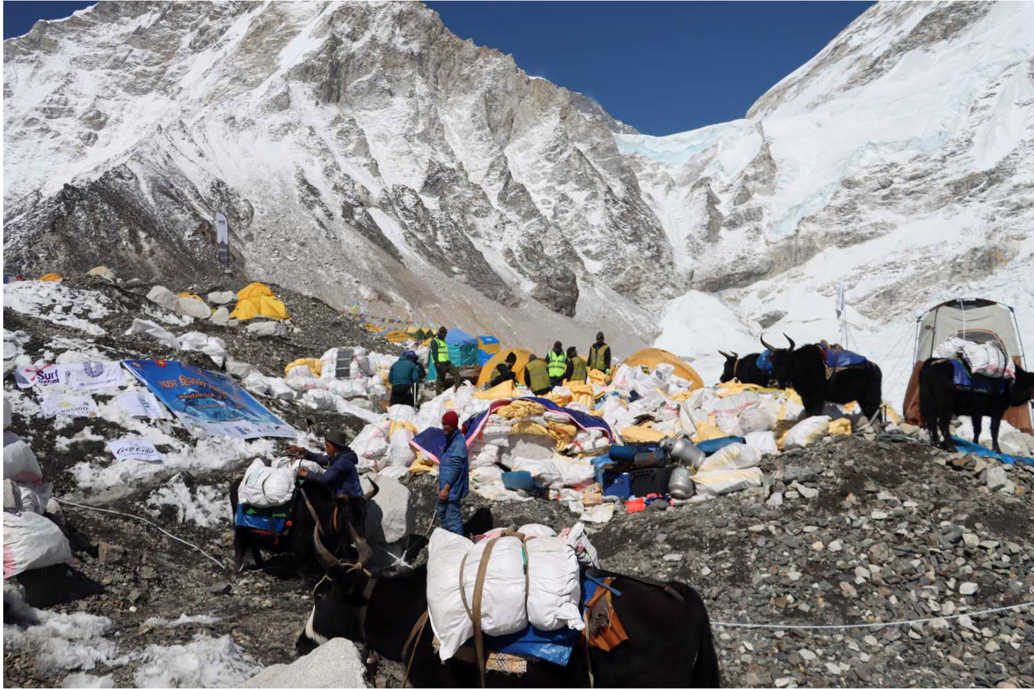 नेपाली सेनाको टोलीले गरेको फोहर सङ्कलन