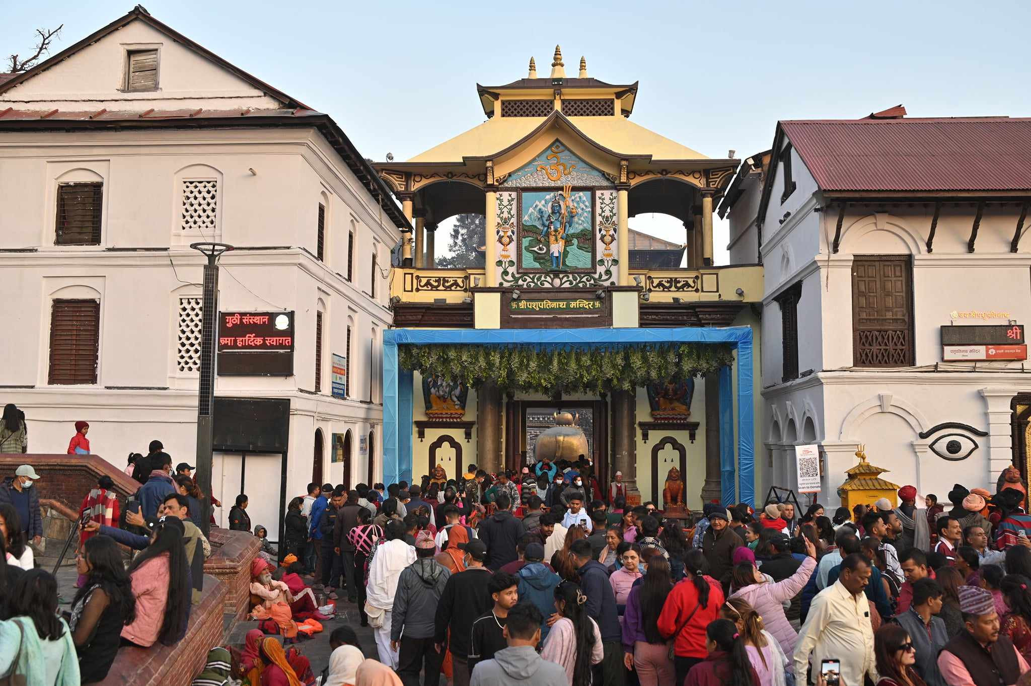 आज साउनको पहिलो दिन, पशुपतिनाथमा बिहानैदेखि भक्तजनको घुइँचो