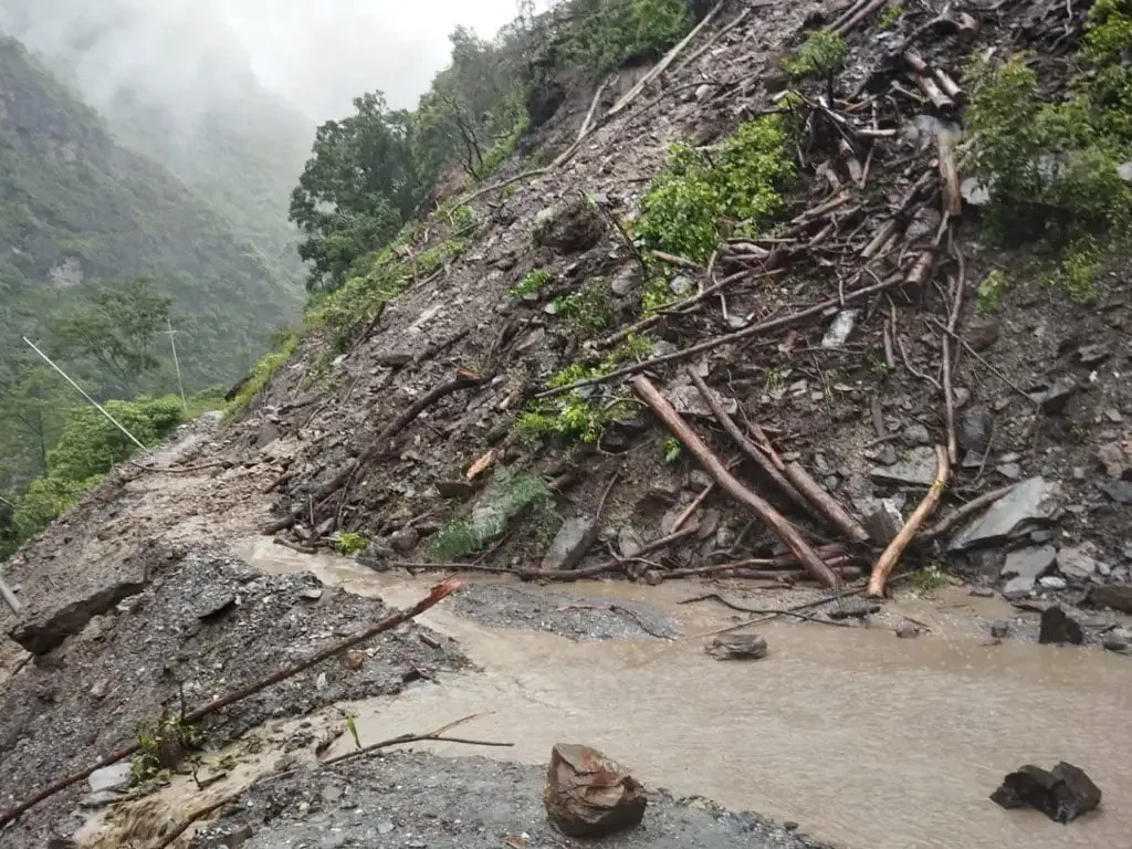 अविरल वर्षाका कारण कर्णाली राजमार्ग अवरुद्ध