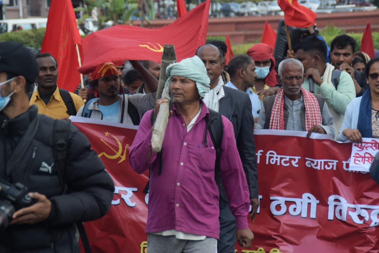 मिटरब्याजपीडितको कृषि औजारसहित प्रदर्शन, राजनीतिक दलको झण्डा प्रयोग (फोटो फिचर)