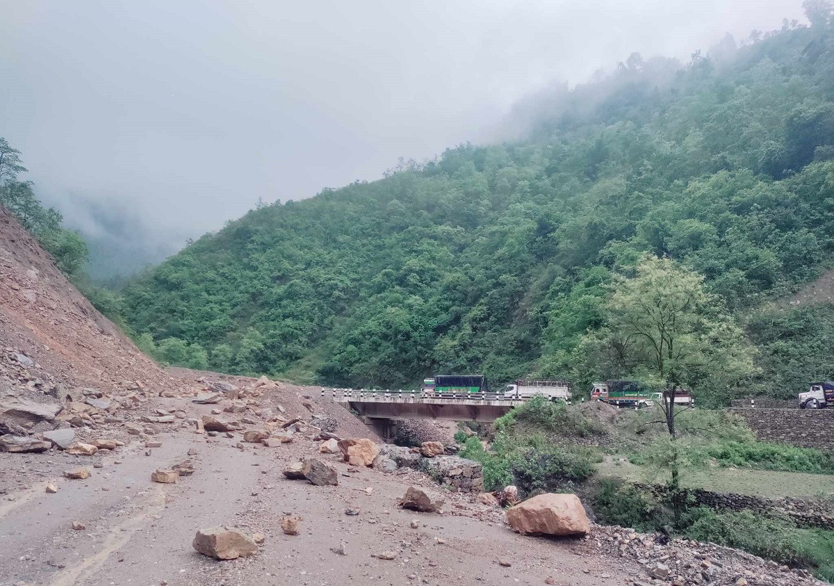लेदोसहितको पहिरो झरेपछि कालीगण्डकी करिडोर क्षेत्रको सडक अवरुद्ध
